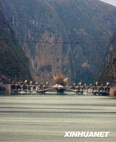 重庆小三峡龙门大桥成功爆破(组图)
